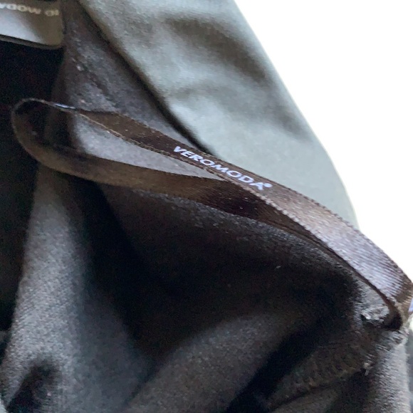 VERO MODA stretchable fabric pencil black skirt. Grey piping at waist. - Picture 7 of 9